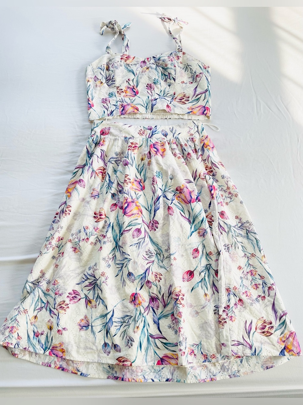Like new Steve Madden 2 piece matching floral skirt + crop top set. Sz M/L.